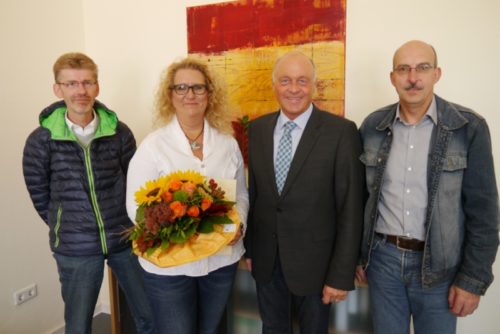 Fachbereichsleiter Rüdiger Winter, Bürgermeister Klaus Geise und der Vorsitzende des Personalrates, Winfried Kipke (von links) gratulieren Gabriela Dönau zum 25jährigen Dienstjubiläum bei der Stadt Blomberg.