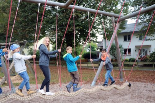 von Links: Maya Wachtel (8), FSJ-lerin Anna-Lena Rieks, Paul Schüring (9) und Phil Berninger (8).