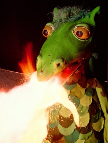 Am Ende wird alles gut – der kleine Drache Floritzel spuckt prächtiges Feuer. Foto:  Puppentheater Pulcinella