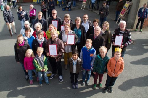 Stolze Preisträger - Die Gewinner des "Ernst-Barmeyer-Preises" präsentierten beim Bahnhofsfest "Jugend unter Dampf" erstmals Ihre spannenden Projekte der Öffentlichkeit. Foto: Peter Wehowsky