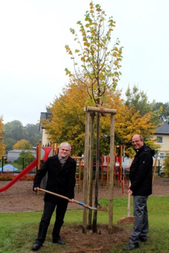 Auf dem Foto sehen Sie Friedrich Brakemeier/Vorsitzender Lippischer Heimatbund (links) und Bürgermeister Rainer Heller beim Pflanzen der Winterlinde
