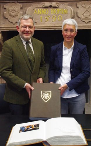 Bürgermeister Dr. Reiner Austermann und Martina Begemann stellen das aktuelle und das neue Goldene Buch der Alten Hansestadt Lemgo vor. 