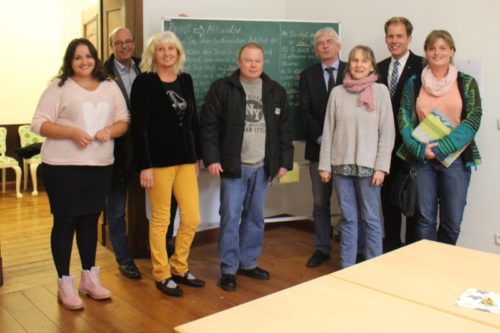 Auf dem Foto sehen Sie v.l.n.r.: Jennifer Kemberg (Sozialpädagogin), Bürgermeister Rainer Heller, Dr. Birgit Meyer-Ehlert (VHS), Detlef Sander (Vorarbeiter), Thomas Jeckel (Netzwerk Lippe), Ursula Kowalski (Deutschlehrerin), Kay Sandmann-Puzberg (Bürgerstiftung Detmold), Dörte Pieper