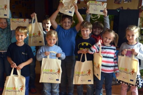 Zum Bild: Die Erstklässler aus den Klassen B und C  freuen sich über die Lesestart-Sets.