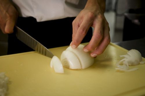 Das Zwiebelschneiden gehört nicht zu den Gute-Laune-Jobs in der Küche. Trotzdem dürfte es den Koch-Azubis jetzt mehr Spaß machen. Denn der Gastro-Nachwuchs bekommt dafür am Monatsende mehr Geld: 34 Euro hat ein Koch-Azubi im dritten Lehrjahr jetzt mehr in der Tasche, so die Gastro-Gewerkschaft NGG Detmold- Paderborn.