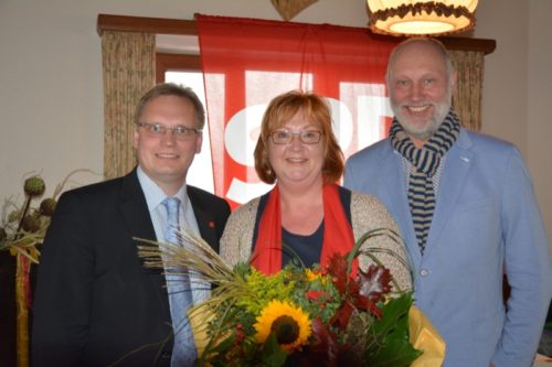 Dennis Maelzer(links) und Roger van Heynsbergen (rechts) gratulierten der SPD-Kandidatin Petra Rode-Bosse zu ihrem guten Wahlergebnis