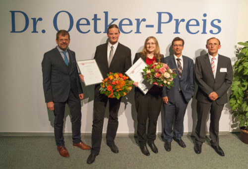 v.l.n.r. Prof. Dr.-Ing. Ulrich Müller (Hochschule Ostwestfalen-Lippe), Master-Preisträger Christian Merck, Bachelor-Preisträgerin Saskia Wucher, Prof. Dr. Thomas Gassenmeier (Hochschule Ostwestfalen-Lippe), Dr. Konrad Hörstmann-Jungemann (Dr. Oetker)