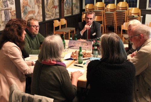 Bürgermeister Jörg Bierwirth im Gespräch mit Teilnehmern der Veranstaltung. 