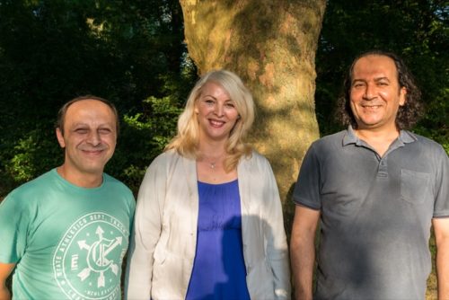 Starten jetzt auch mit der ersten Männergruppe: Margit Monika Hahn bricht mit den beiden neuen Gruppenleitern Hasan Özcan (links) und Looqmann Rabee (rechts) in eine neue Ära des Integrationsprojektes Runder Teppich auf.