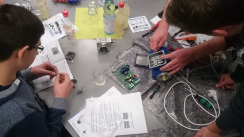 Fast schon wie in der Ausbildung: Teilnehmer des it’s OWL Schülercamps Lippe bei den praktischen Übungen im Unternehmen MSF-Vathauer in Detmold.