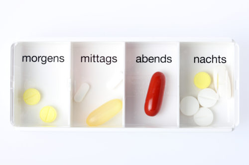 Wann muss welches Medikament eingenommen werden? Der Medikationsplan und eine Tablettenbox können bei der richtigen Einnahme helfen.  Foto: AOK/hfr.