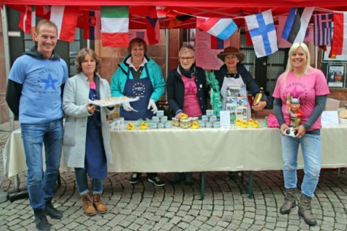 von links Jens Berghahn, Anja Kotowski (alle Stadt Detmold), Stellvertretende Bürgermeisterin Christ-Dore Richter, Petra Schröder-Heidrich (Stadt Detmold), Partnerschaftsvereinsvorsitzende Gesa Schuddeboom und Vanessa Rubart (Stadt Detmold) am Detmolder Stand am dem Zeitzer Zuckerfest (es fehlt noch Mechthild Roth vom Partnerschaftsverein auf dem Foto)