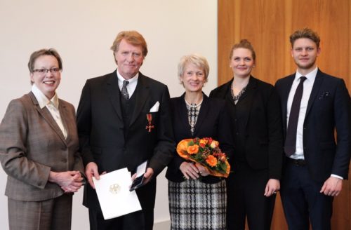 Dr. Carsten Flick (2. von links) nimmt im Beisein von Ehefrau Karen Flick sowie den Kindern Alene Sophie und Moritz Flick das Bundesverdienstkreuz von Regierungspräsidentin Marianne Thomann-Stahl (links) entgegen.