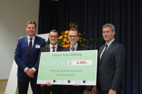Stefan Dälken (links) und Heinrich Wilhelm Böhme (rechts) von der Günther Fries Stiftung überreichten Simon Wilp einen Geldpreis in Höhe von 4.000 Euro. Professor Matthias Upmann (2.v.l.), der den Studenten während seines Studiums begleitete, gratulierte ebenfalls. 