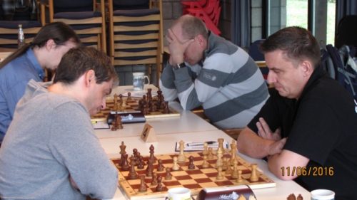 Oliver Pajewski (vorne links) und Joachim Stork lieferten sich eine spannende Partie. Im Hintergrund Leander Jakubek gegen Stephan Hohn