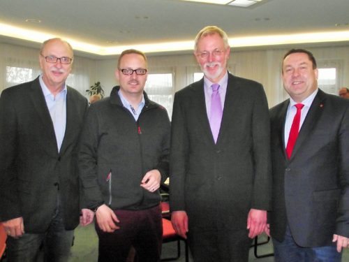 Foto (v.l.): Andreas Wilde (stellv. SPD-Fraktionsvorsitzender), Henning Welslau(SPD-Fraktionsvorsitzender), Heinz Thiele (Leiter Agentur für Arbeit Detmold), Dr. Axel Lehmann (Landrat)