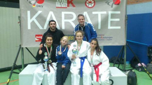 Foto: Die starken Karatekämpferrinnen Andreina Knoke, Yasmin Renner, Celine Dux und Miriam Wall (v.v.l.) mit den Coaches Maxim Arutunyan und Stefan Krause (h.v.l.).