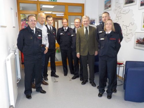 Foto: Bürgermeister Dr. Reiner Austermann mit Berater Helmut Schibilsky im Kreis der neuen Vertrauenspersonen der Feuerwehr Lemgo