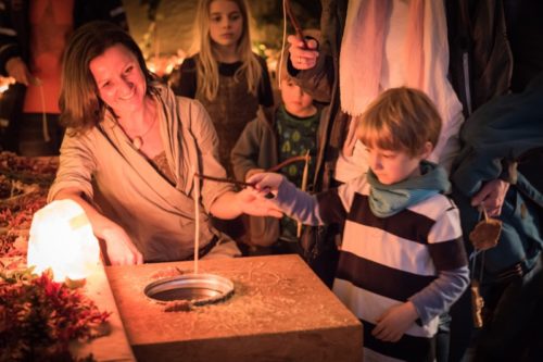 Weihnachtsbasar in der Waldorfschule Lippe-Detmold am 27. November - Vor allem die Kinder können viel bestaunen und selbst ins Tun kommen, wie hier beim Kerzenziehen  (Foto: Frank Friedrichs)