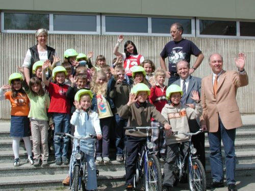 Schülerinnen und Schüler der Grundschule Großenmarpe freuten sich über drei neue Fahrräder für den Verkehrsunterricht, die ihnen der Vorsitzende der Bürgermeister-Heinrich-Fritzemeier- Stiftung, Bürgermeister Klaus Geise (rechts) mitgebracht hatte.