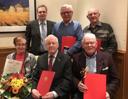 SPD-Ortschef Dennis Maelzer (hintere Reihe links) mit 310 Jahren SPD-Geschichte auf einem Bild. 70 Jahre Mitglied ist Werner Siesenop (3. v.l.). Zudem  wurden Hanna Siesenop, Hans Zitzmann, Hubert Naguschewski und Heinz Unverzagt ausgezeichnet (v.l.)