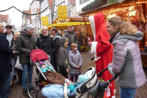 Unser Foto: Der Weihnachtsmann der „Bürger für Lemgo“ wird von vielen kleinen und großen Besuchern bestaunt. 