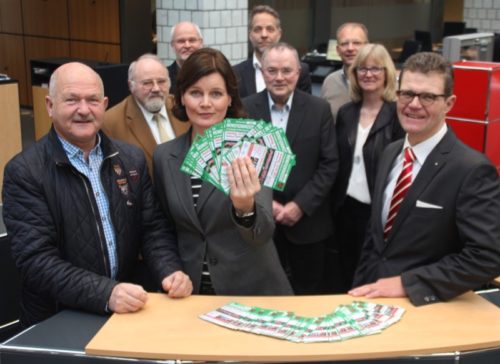 Zum Foto: Der Vorverkauf hat begonnen. Schützenoberst Heinz Holey, Christiane Pölert und Sparkassendirektor Arnd Paas (vorne v. links) präsentieren die 400 Eintrittskarten. Das Konzert planen: Hans-Dieter Buckoh, Achim Lügger, Stefan Brüggemann, Lothar Tarnow, Thomas Petersen und Susanne Sundhoff. (2. Reihe v. links)