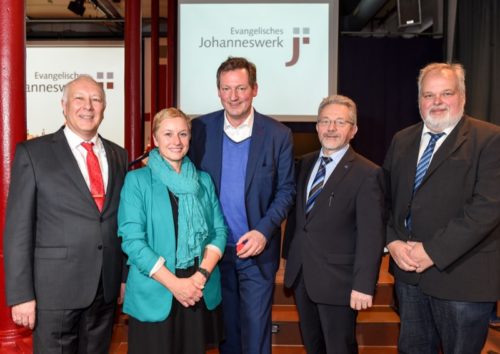 Dr. Ingo Habenicht (Vorstandsvorsitzender, links) und Dr. Bodo de Vries (stellv. Vorstandsvorsitzender, rechts) diskutierten unter anderem mit Elisabeth Scharfenberg (MdB, Sprecherin für Pflege- und Altenpolitik von Bündnis 90/Die Grünen), Dr. Eckart von Kirschhausen und Helmut Kneppe (Geschäftsführender Vorstand Kuratorium Deutsche Altershilfe) über die Wirkung des Projekts ‚Beziehungspflege mit Humor“. Foto: Christian Weische