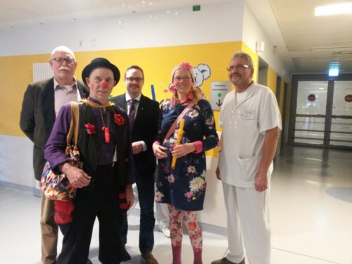 Bild (v.l.n.r.): Rolf Schnülle (SPD-Kreistagsmitglied), Clown Lollo (Dirk Wittke), Henning Welslau (Fraktionsvorsitzender SPD-Kreistagsfraktion), Clown Lilli (Ines Bollmeyer), Ewald Gancer (Vorsitzender des Klinivereins „cultur-tupfer)