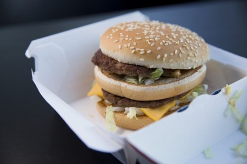 3,89 Euro kostet dieser Hamburger einer internationalen Fast-Food-Kette. Exakt 27 Minuten muss ein Beschäftigter in der Systemgastronomie derzeit arbeiten, um sich diesen Burger zu verdienen. Die Gewerkschaft NGG fordert jetzt ein Ende der Niedriglöhne bei McDonald’s, Burger King & Co.