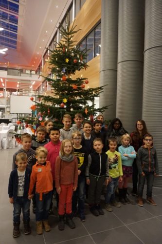 Hatten viel Spaß beim Schmücken: Die Kinder und Jugendlichen aus Grünau-Heidequell und die CIIT-Mitarbeiter-Kinder dekorierten gemeinsam die beiden Wunschbäume im Atrium des CIIT.