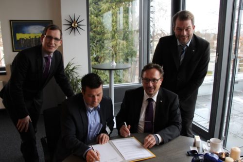 Vereinbarten für die Schulen im Verbandsgebiet des krz eine starke Kooperation: der Geschäftsführer der AixConcept, Thomas Jordans (links), und krz-Geschäftsführer Reinhold Harnisch (rechts). Im Vorfeld vorbereitet hatten dies stellv. Geschäftsbereichsleiter Lars Brindöpke (hinten links) und Abteilungsleiter Lars Hoppmann (hinten rechts). (Bild: krz)