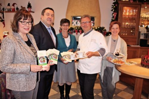 Stellen den Regionalführer „Einkehren & Genießen“ gemeinsam in der Gastronomie Windmühle in Fissenknick (Horn-Bad Meinberg) vor: Landrat und Verbandsvorsteher des Naturparks Teutoburger Wald/Eggegebirge, Dr. Axel Lehmann (Zweiter von links), Autorin Martina Schäfer, Birgit Hübner (Geschäftsführerin des Naturparks) sowie Holger und Birgit Lemke, Inhaber der Windmühle (alle von links).