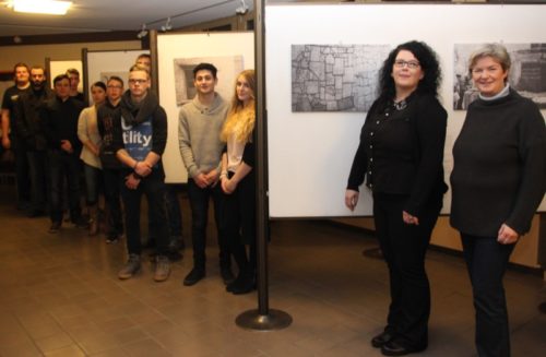 Petra Jürgens (1. von rechts) und Linda Hermanns (2. von rechts) mit Teilnehmern der Gedenkstättenexkursion bei der Ausstellungseröffnung im Detmolder Kreishaus.