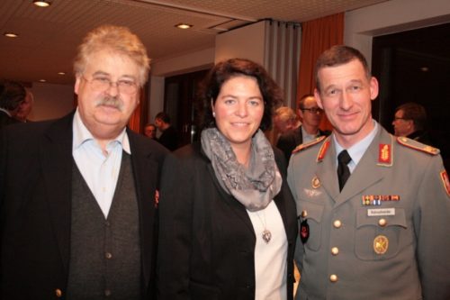 Gestalteten ein CDU-Bürgerforum in Lage: (v.li.) EU-Abgeordneter Elmar Brok, die CDU-Kreisvorsitzende und Bundestagskandidatin Kerstin Vieregge und der Augustdorfer Brigade-General Kai Ronald Rohrschneider, künftiger Stabschef der US-Armee in Wiesbaden.