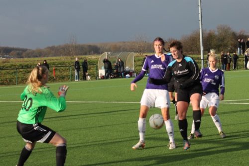 Jennifer Reinhold frei vor Heimtorhüterin Jule Krützmann