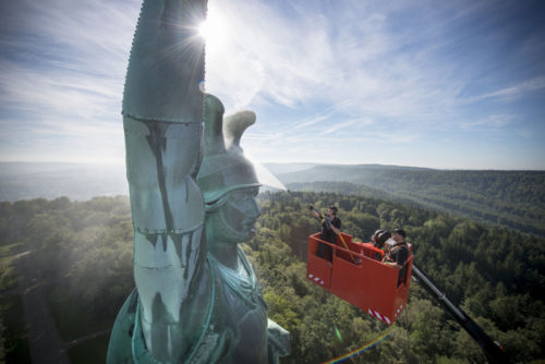 Impressionen von der Reinigung des Hermannsdenkmals. (Fotos: Kärcher)