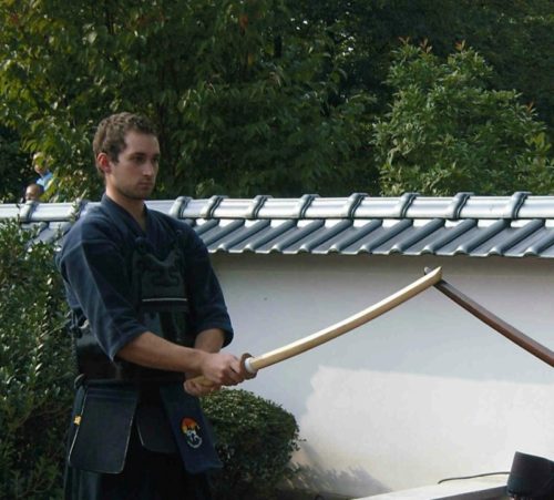 Lennart Gorholt mit dem Bokken, dem traditionellen Übungsschwert aus Holz. 