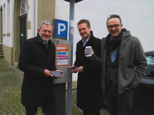 Dr. Reiner Austermann (Bürgermeister), Philipp Zimmermann (stellvertretender Geschäftsführer smartparking e.V.), Markus Baier (Geschäftsbereichsleiter Stadtplanung und Bauen)