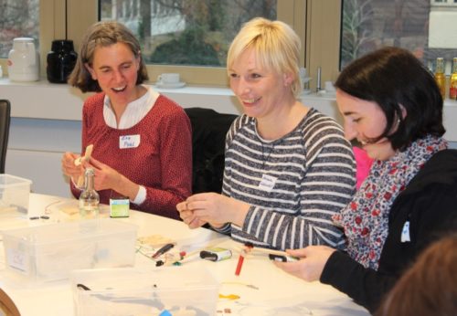 Probierten beim Workshop selbst aus, wie Kinder den Stromkreislauf in Experimenten erforschen können: Eva Pohl, Grundschule Waddenhausen, Ariane Wehmeier, Lippe Bildung eG, Ramona Malett, Grundschule Großenmarpe (von links).