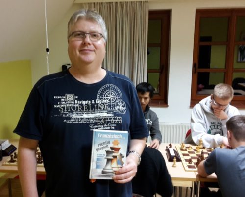 Foto: Volker Dittert mit seinem Gewinn "Französisch richtig gespielt"