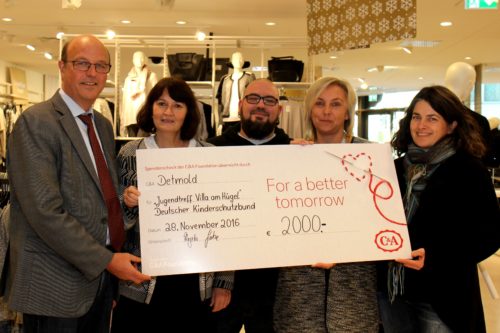 Auf dem Foto sehen Sie von links: Bürgermeister Rainer Heller, Corinna Peter-Werner (Vorsitzende Deutscher Kinderschutzbund Ortsverband Detmold e.V., Tino Duddeck  (Jugendclubleiter Villa am Hügel), Angela Giebe (Filialleiterin C&A) und Sandra Linnenbecker (Stadtjugendamt, Kinder- und Jugendschutz) Foto. Stadt Detmold