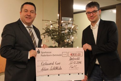  Landrat Dr. Axel Lehmann (links) überreicht Markus Knoblich, Chefredakteur von Radio Lippe, eine Spende über 1000 Euro für die Aktion Lichtblicke.