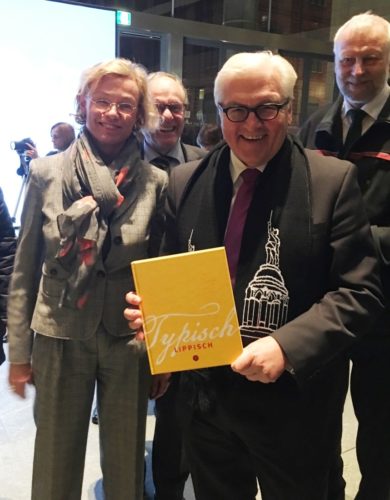 Bundesaußenminister Dr. Frank-Walter Steinmeier mit einem druckfrischen Exemplar des Buches „Typisch lippisch“. Mit ihm freuen sich Verbandsvorsteherin Anke Peithmann (l.), Landesverbands-Förster Stephan Radeck (r.) und Rechtsanwalt und Notar Wolfgang Stückemann (hinten). (Foto: privat)