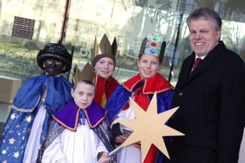 Regierungsvizepräsident Gernot Berghahn freut sich über den Besuch der Sternsinger Raphael (Caspar, von links), Daniel (Sternträger), Tobias (Melchior) und Constantin (Balthasar) und nimmt ihren Segen entgegen.