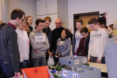 Die Schülerinnen und Schüler der 9. Klasse des Gymnasiums Leopoldinum in Detmold freuen sich über das Smart Home-Modellhaus.   Foto: Yvonne Berthiot, Copyright: Hochschule OWL 
