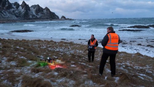 Professor Burkhard Wrenger (l.) und Carsten Langohr – das Drohnen-Team der Hochschule OWL – führten auf der norwegischen Insel Andoya Flugtests mit ihrer in Höxter entwickelten  Technik durch. Foto: Henrik Rieth