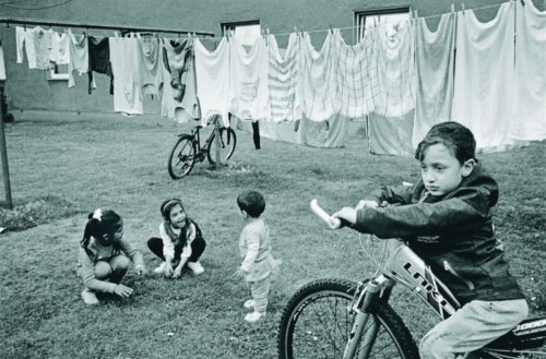 Geflüchtete Kinder im Hof einer Flüchtlingsunterkunft in Herne. Foto: LWL/Kraemer
