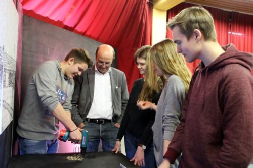 Auf dem Foto sehen Sie von links nach rechts: Jannis Bredemeier, Bürgermeister Rainer Heller, Jenna Winter, Paulina Paskova und Julius Sommer bei der Vorbereitung für die Ausstellung.