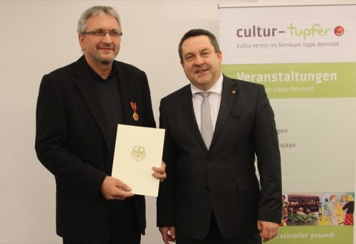 Für sein herausragendes Engagement erhielt Ewald Gancer (links) die Verdienstmedaille der Bundesrepublik Deutschland aus den Händen von Lippes Landrat Dr. Axel Lehmann (rechts).